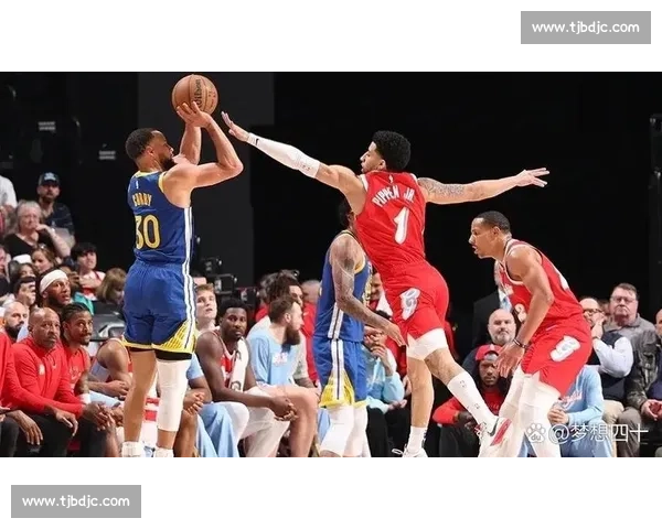 尼克斯对决活塞焦点之战揭示东部格局新变化季后赛走势与年轻核心碰撞