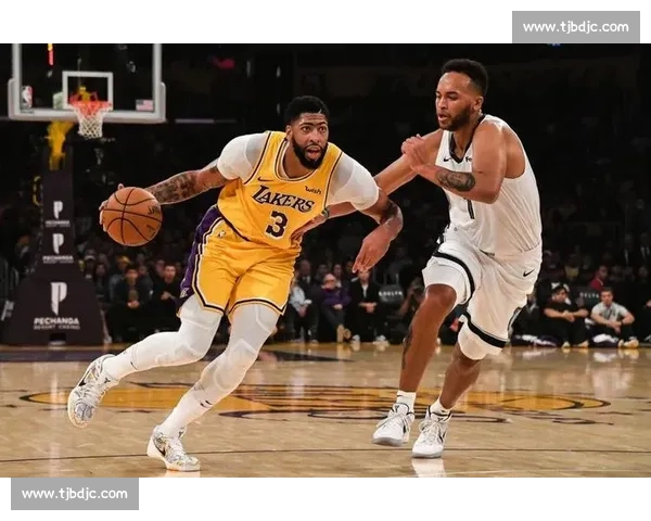 湖人对阵灰熊激战再现防守与进攻博弈焦点球星表现起伏点燃现场气氛